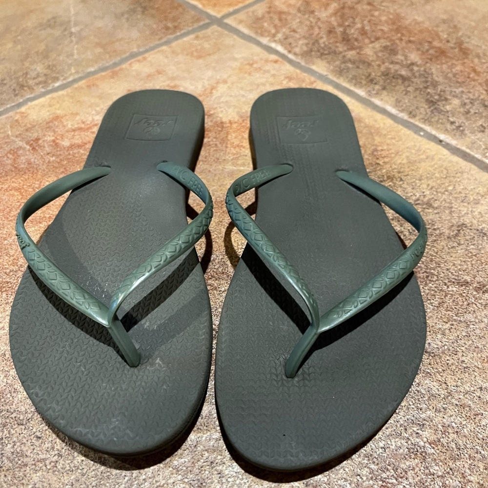 Reef Flip Flops Olive Green Color Women’s Size 5 Gently Used condition